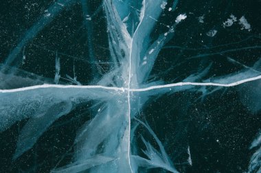 Baykal Gölü 'ndeki buzun haçlı yarığı.