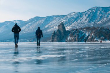 Turistler Baykal Gölü 'nün mavi buzunda yürür
