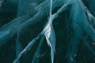 Çatlaklı Baykal Gölü 'nün şeffaf buzu