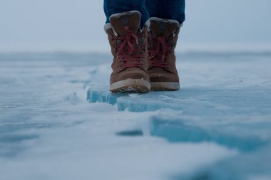 Baykal Gölü 'nün buzunda yalıtılmış botlar
