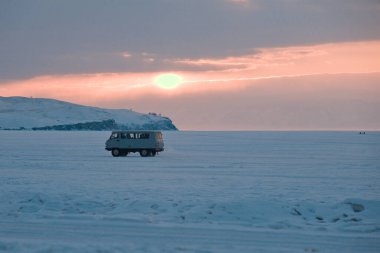 Baykal Gölü 'nün buzunda Rus SUV' si.