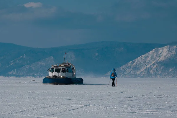 Poduszkowiec Przemierza Jezioro Bajkał Obok Osoby — Zdjęcie stockowe
