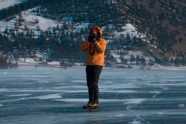 Baykal Gölü Nün Buzunda Sarı Ceketli Bir Fotoğrafçı — Stok fotoğraf