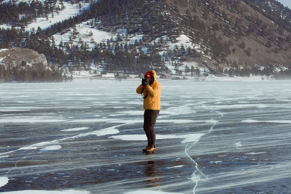 Fotógrafo Una Chaqueta Amarilla Hielo Del Lago Baikal —  Fotos de Stock