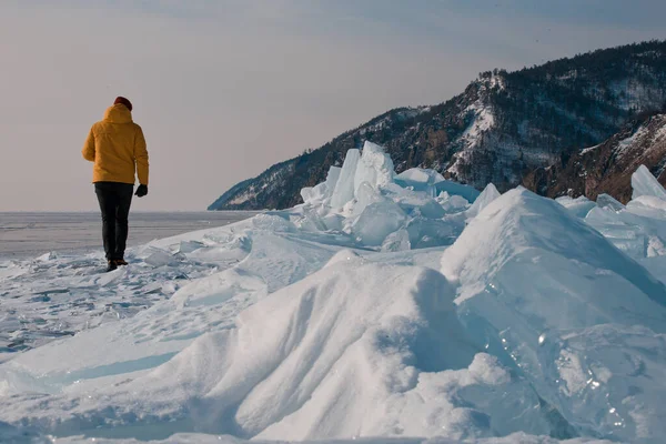 Hombre Con Una Chaqueta Amarilla Camina Sobre Hielo Del Lago —  Fotos de Stock