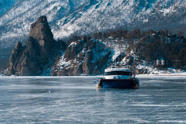 Baykal Gölü üzerindeki Hovercraft, Sandy Körfezi