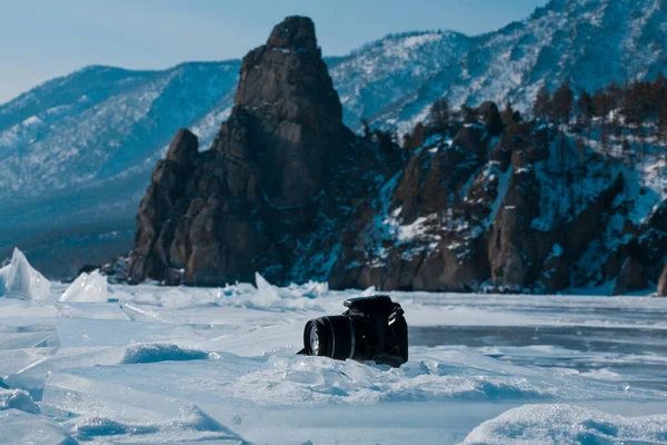 Cámara Sobre Hielo Del Lago Baikal Sobre Fondo Las Montañas —  Fotos de Stock