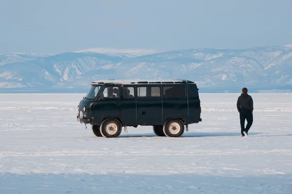 Coche Uaz Encuentra Hielo Del Lago Baikal —  Fotos de Stock