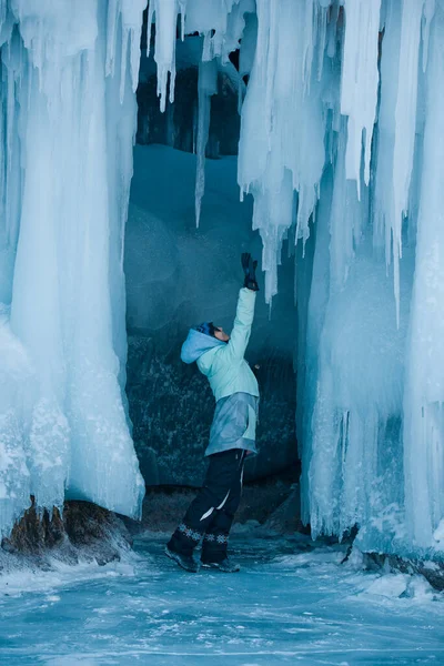 Ein Mädchen Versucht Die Stalaktiten Den Baikalsee Erreichen — Stockfoto