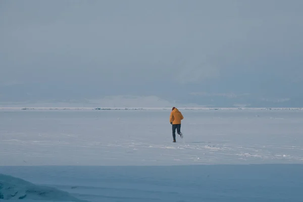 Hombre Corriendo Lago Baikal —  Fotos de Stock