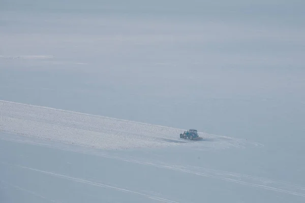 Tractor Reinigt Het Ijs Van Het Baikalmeer Van Sneeuw — Stockfoto