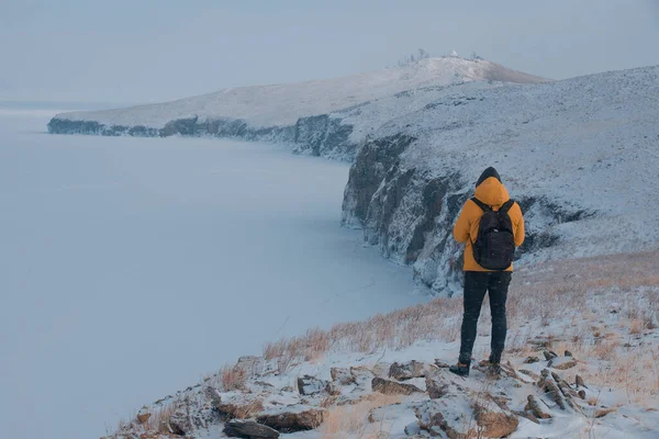 Bir Adam Küçük Bir Dağdan Baykal Gölü Bakıyor — Stok fotoğraf