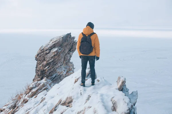 一个男人爬到了奥戈伊岛上的贝加尔湖顶上 — 图库照片