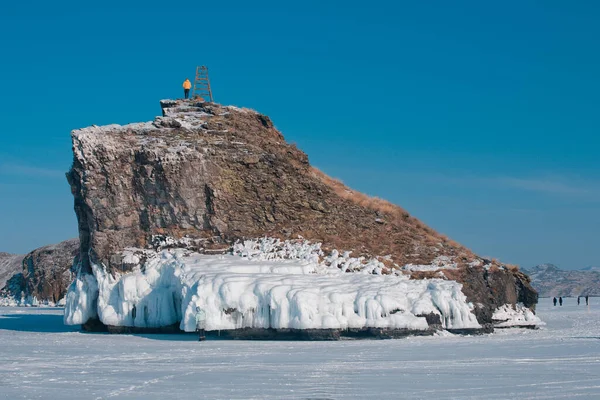 Человек Желтой Куртке Взобрался Остров Озеро Байкал — стоковое фото