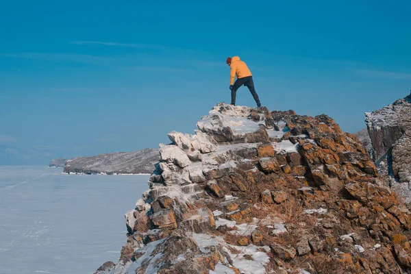 Hombre Está Parado Borde Una Montaña Isla Ogoy —  Fotos de Stock