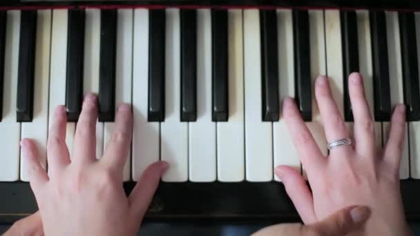 Enseñar a un niño a tocar el piano — Vídeo de stock