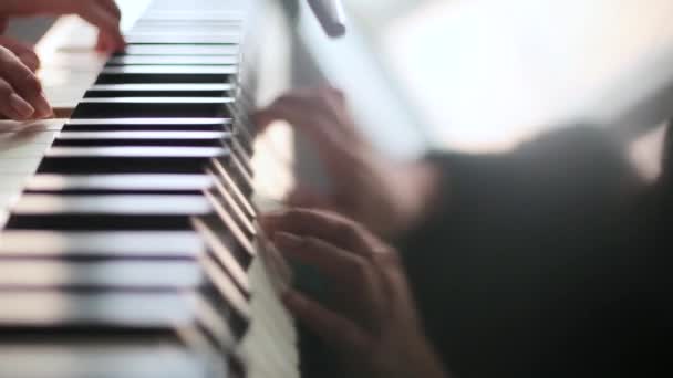 Tocando la vista lateral del piano — Vídeo de stock