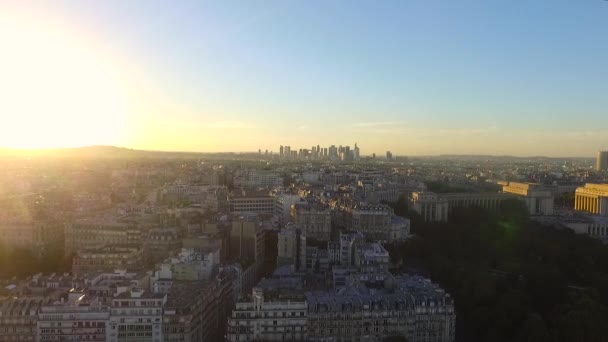 Letecký pohled na západ slunce nad Paříží — Stock video