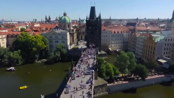 Letecký pohled lidí na mostě v Praze — Stock video