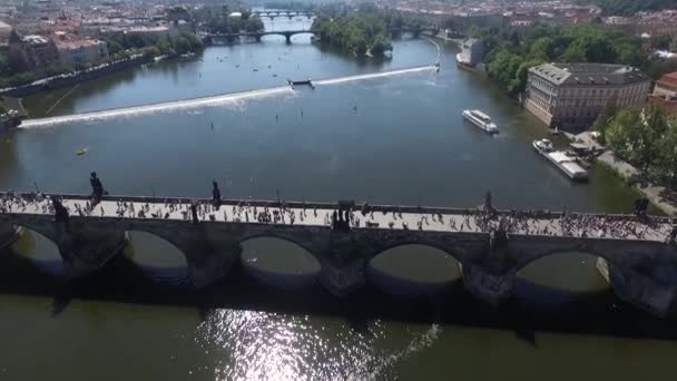 프라하 도시 교량 강 공중 보기 — 비디오