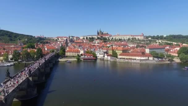 Prague pont de la ville sur la rivière vue aérienne — Video