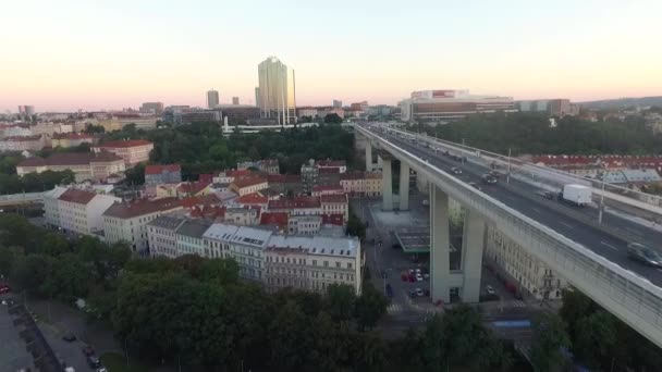 Puente de la ciudad sobre las casas — Vídeos de Stock