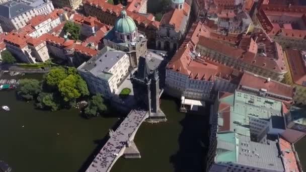 Letecký pohled na most v Praze — Stock video