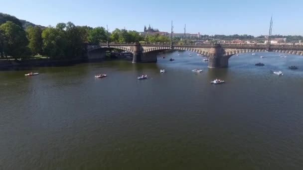 Vista aérea del puente sobre el río — Vídeos de Stock