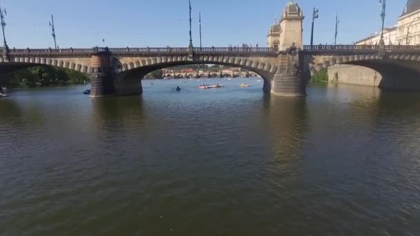 Вид с воздуха на мост через реку — стоковое видео