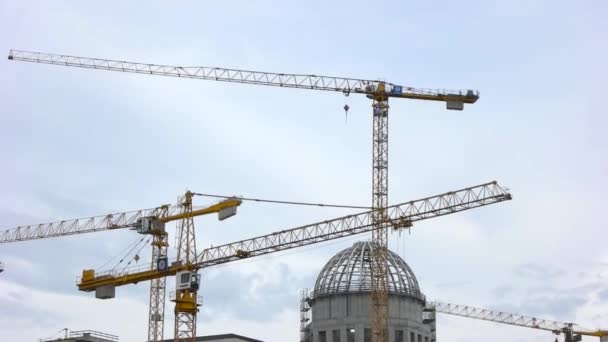 Grúas de construcción en la ciudad — Vídeos de Stock