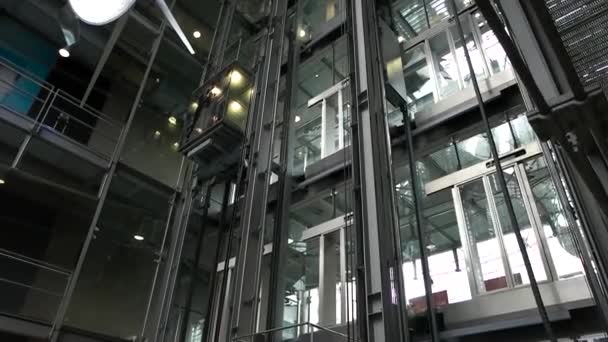 Aufzug fährt im Business Center hinunter — Stockvideo