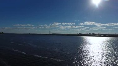 Kanal ve şehrin havadan görünümü