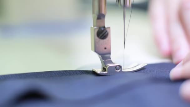 Máquinas de coser trabajando de cerca — Vídeo de stock