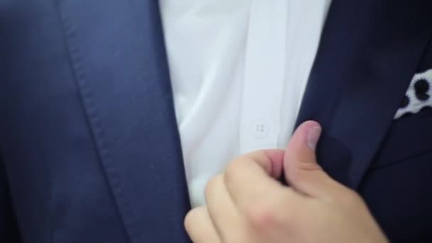 Az ember megpróbál egy kabát — Stock videók