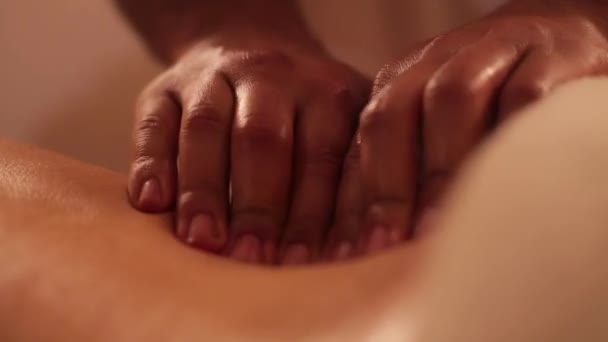 Een rugmassage close-up — Stockvideo