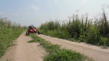 Toprak yolda arabası rides
