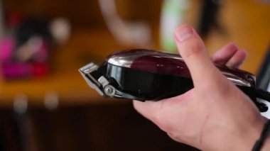 bir Kuaför clipper temizler