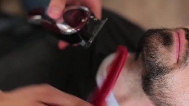 Berber içinde sakal saç kesimi