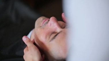 üzerinde mans uygulanan tıraş losyonu yüzüdür