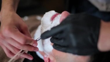 bir bıçak jilet kullanarak tıraş