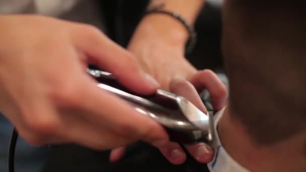Makinede berber dükkanı damat ile saç kesimi mans — Stok video