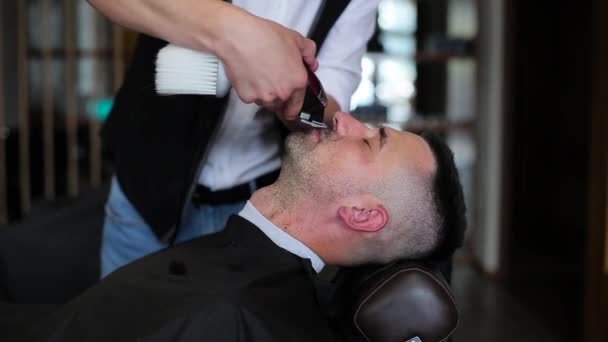Grooming mustaches in the Barbershop — Stock Video