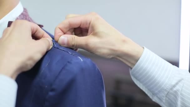 Le tailleur prend les mesures de la veste mans — Video