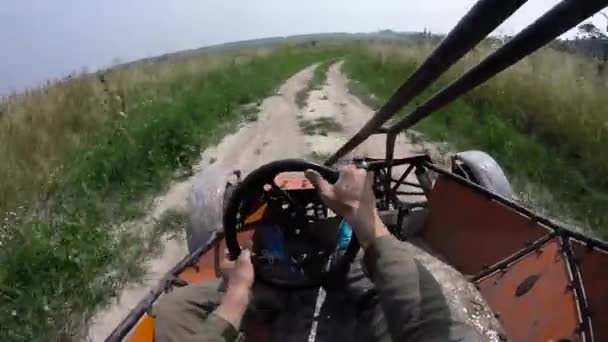 De buggy eerste persoonsmening rijden — Stockvideo