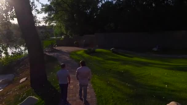 Deux hommes marchent dans le parc — Video