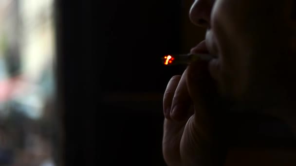 Мужчина курил сигарету на улице — стоковое видео