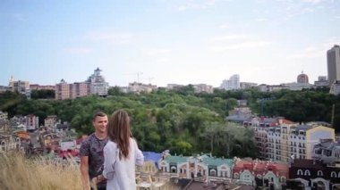 Şehir arka plan üzerinde tutarak yürüme çift eller