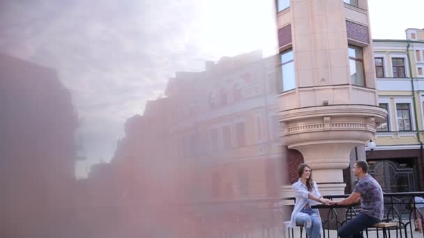 Paar bedrijf handen vergaderingen in de straat café — Stockvideo