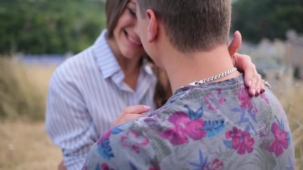 Пара улыбок и поцелуев вблизи — стоковое видео