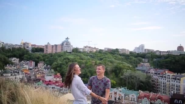 Paar geht Händchen haltend durch die Stadt — Stockvideo